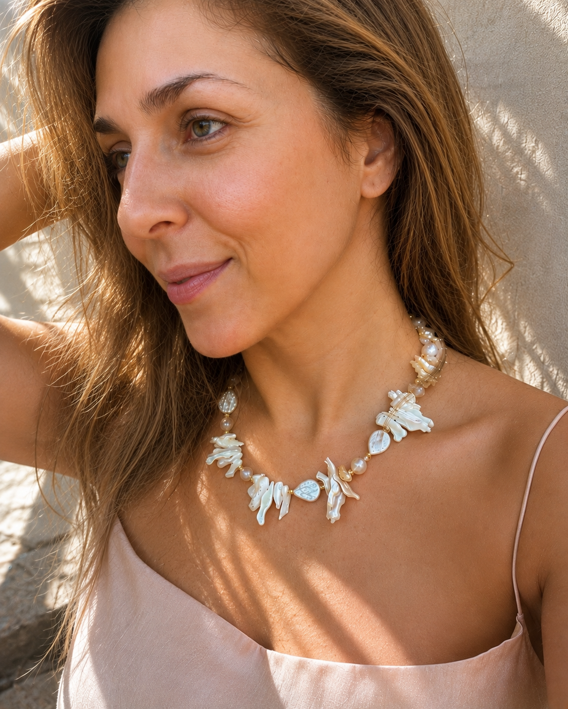 שרשרת Blush Coast בגווני שמנת וורוד במראה על הגוף